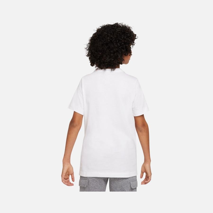  Nike Sportswear Boxy Patch Graphic Short-Sleeve (Boys') Çocuk Tişört