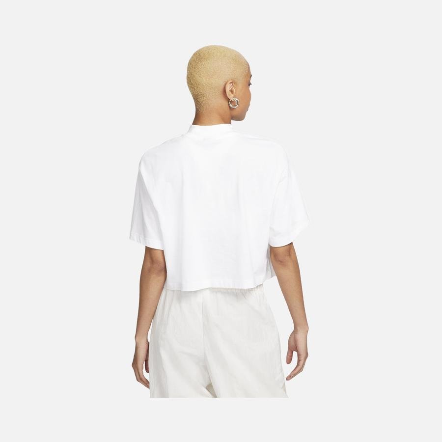 Nike Sportswear Essential Boxy Mock-Neck Short-Sleeve Kadın Tişört