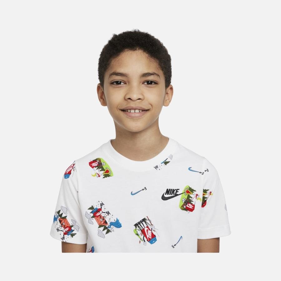  Nike Sportswear Boxy Graphic Short-Sleeve (Boys') Çocuk Tişört
