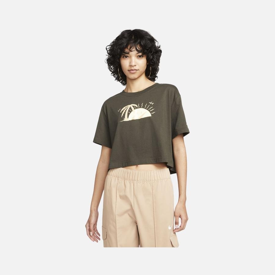  Nike Sportswear Graphic Crop Short-Sleeve Kadın Tişört