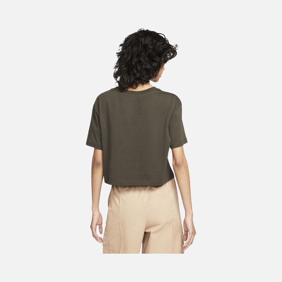  Nike Sportswear Graphic Crop Short-Sleeve Kadın Tişört