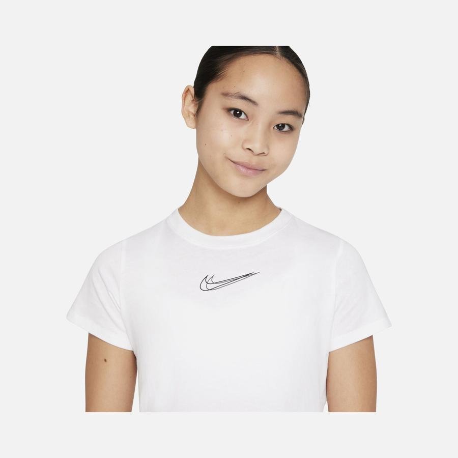  Nike Sportswear Dance Printed Swoosh Cropped Short-Sleeve (Girls') Çocuk Tişört