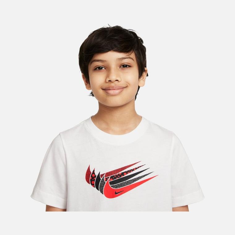 Nike Sportswear Core Brandmark 3 Swoosh Graphic Short-Sleeve Çocuk Tişört