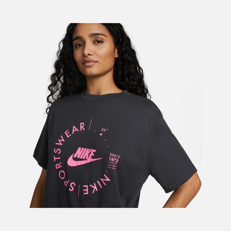 Nike Sportswear Gel-Sport Utility Printed Boyfriend Short-Sleeve Kadın Tişört